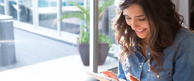 Una mujer mirando un dispositivo.