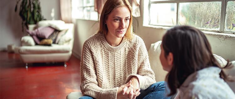 Mujer sentada en un restaurante