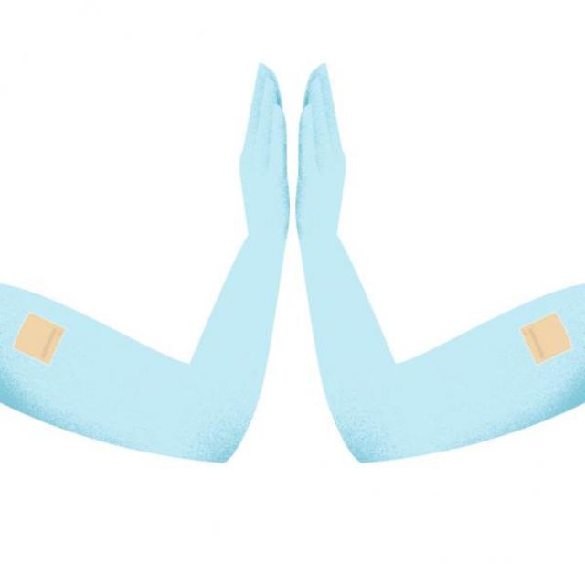 Dos brazos con parches de nicotina celebrando con un ‘choque cinco’.